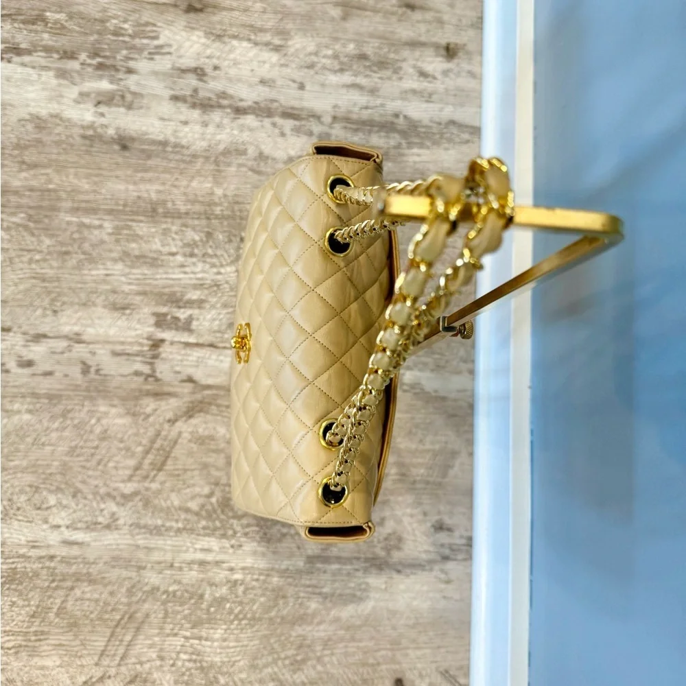 *RARE* Vintage Chanel
Flap Bag, 24krt gold plated (Coco trademark relaunch) - Picture 6 of 16